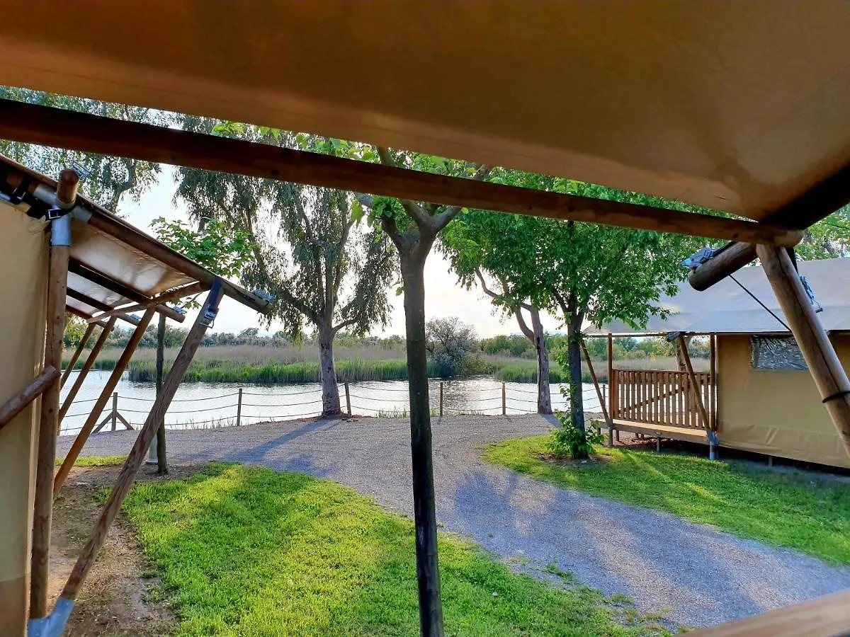 مكان تخييم فندق كاستيلو دي إمبوريسفي  Camping Nautic Almata Glamping
